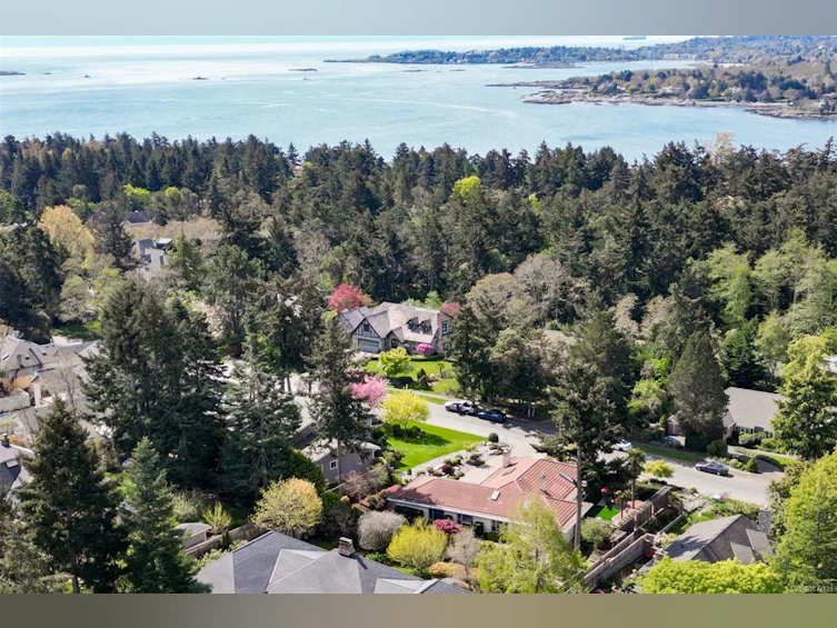 2770 Arbutus Road, Saanich, BC, V8N 5X4 - 70