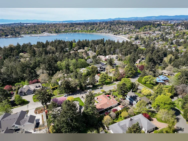 2770 Arbutus Road, Saanich, BC, V8N 5X4 - 3