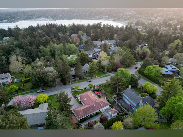2770 Arbutus Road, Saanich, BC, V8N 5X4 - 75