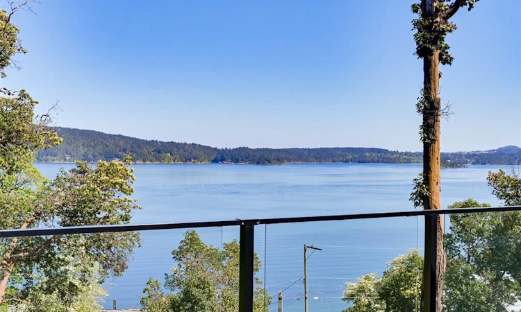1717 Arbutus Terrace