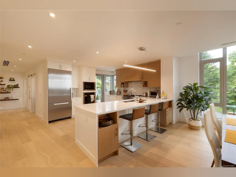 301-5388 Hill Rise Terrace, Saanich, BC, V8Y 3K3 - 2