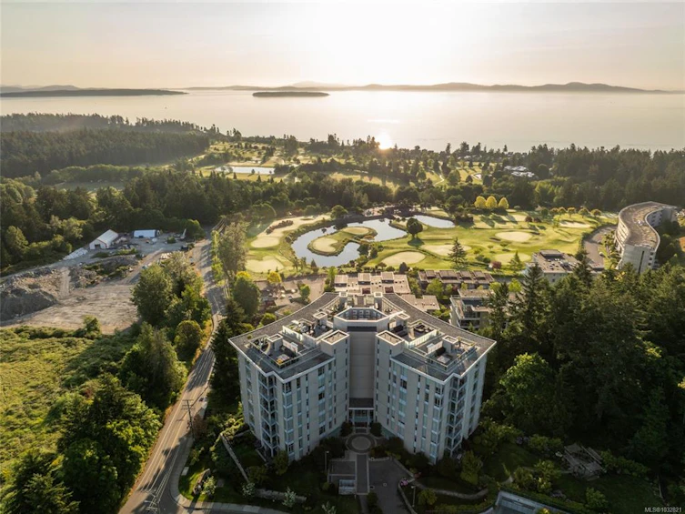 301-5388 Hill Rise Terrace, Saanich, BC, V8Y 3K3