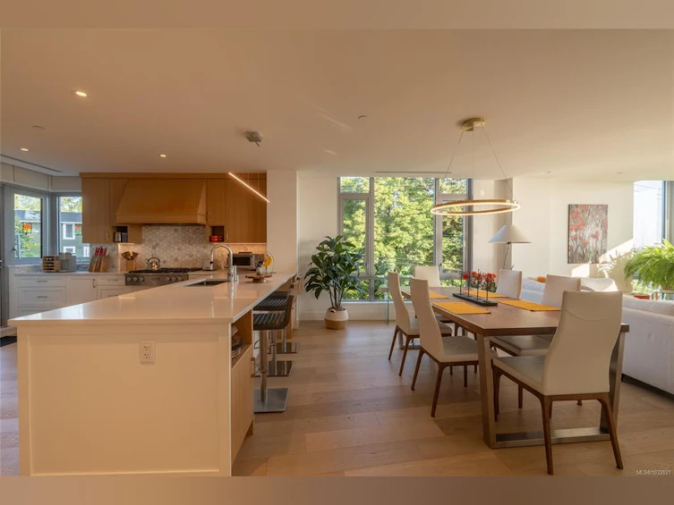 301-5388 Hill Rise Terrace, Saanich, BC, V8Y 3K3 - 3