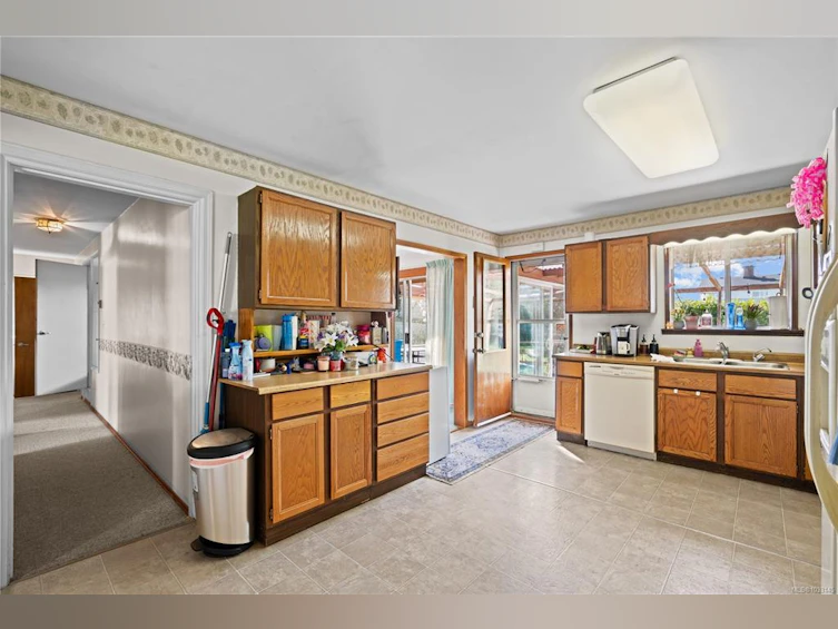 625 Broadway Street, Saanich, BC, V8Z 2G5 - 10