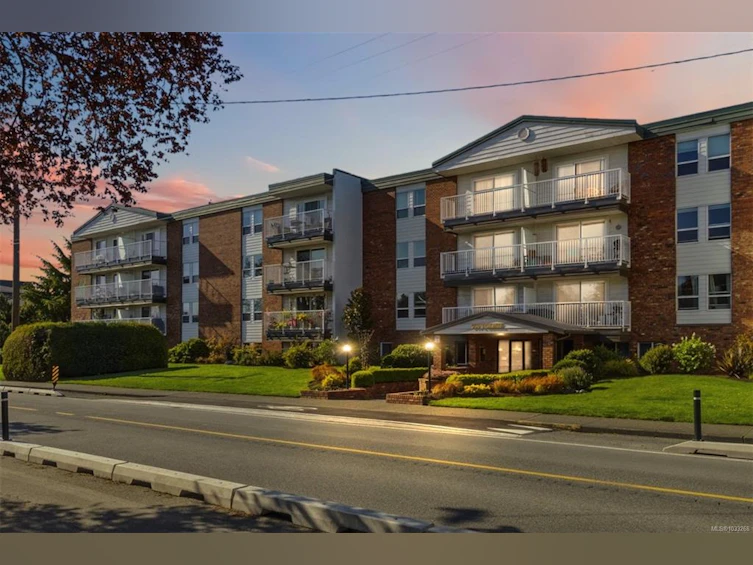 305-900 Tolmie Avenue, Victoria, BC, V8X 3W6 - 3