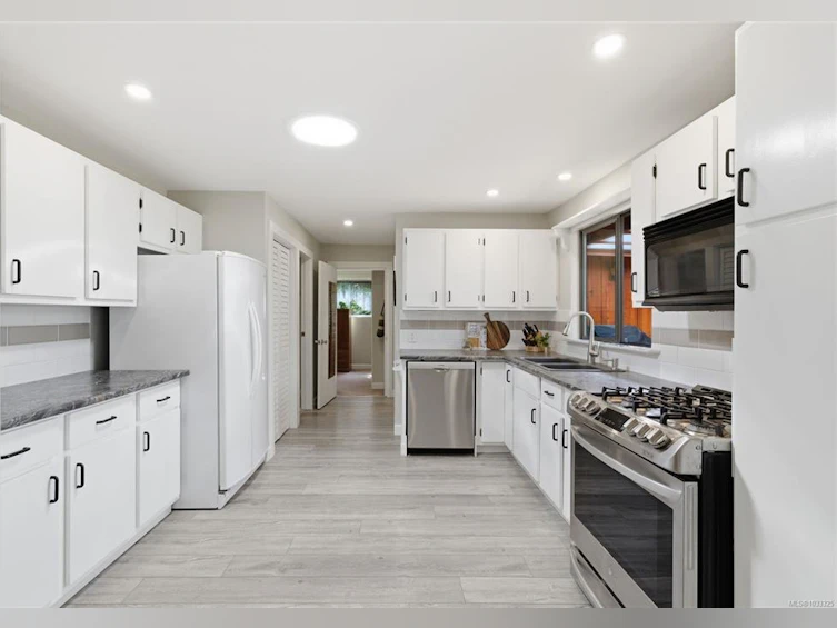 1599 Arbutus Drive, Nanoose, BC, V9P 9C8 - 3