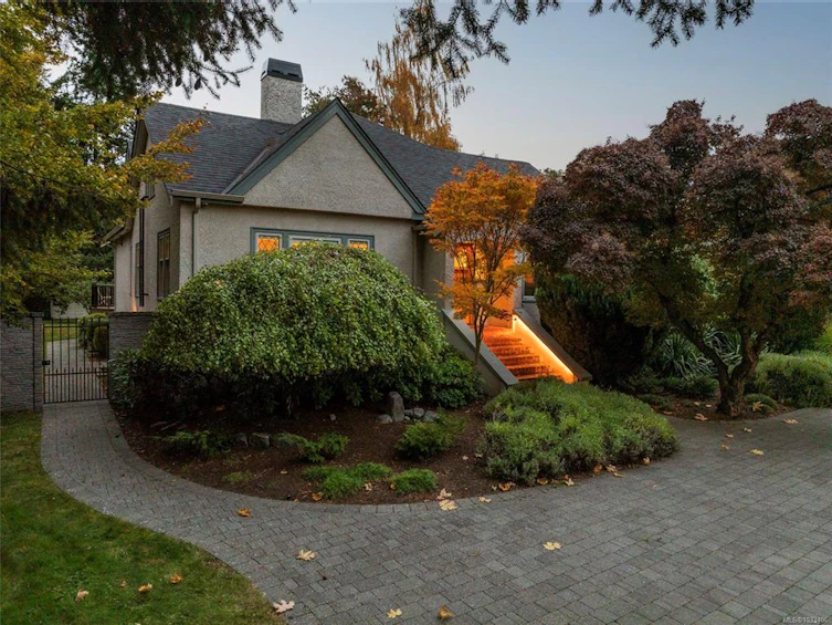 1690 Ash Road, Saanich, BC, V8N 2T5 - 2