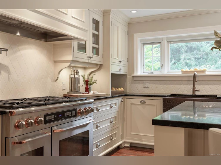 1690 Ash Road, Saanich, BC, V8N 2T5 - 9