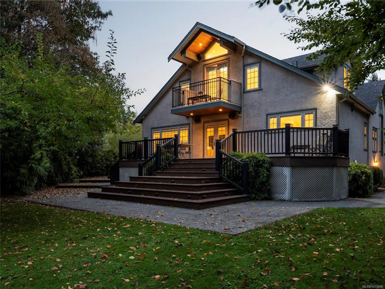 1690 Ash Road, Saanich, BC, V8N 2T5