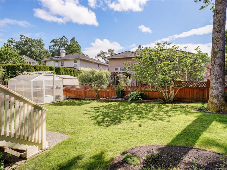 1537 Eric Road, Saanich, BC, V8N 5Y6 - 26
