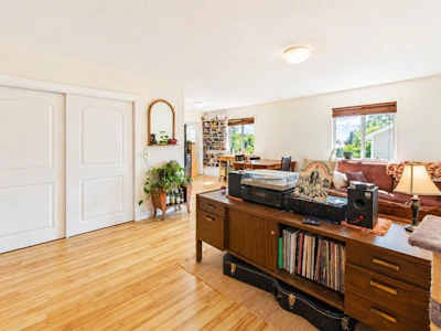 380 Pacific Crescent - 4