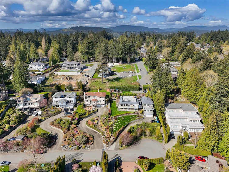 805 Yole Place, Saanich, BC, V8Y 3B1 - 21