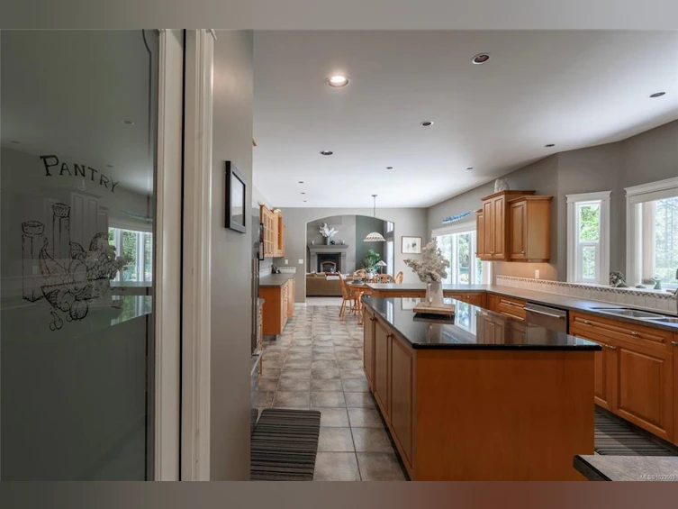 376 W Viaduct Avenue, Saanich, BC, V9E 2B6 - 14