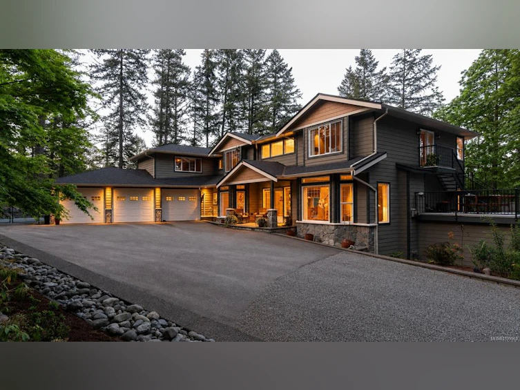 376 W Viaduct Avenue, Saanich, BC, V9E 2B6 - 2