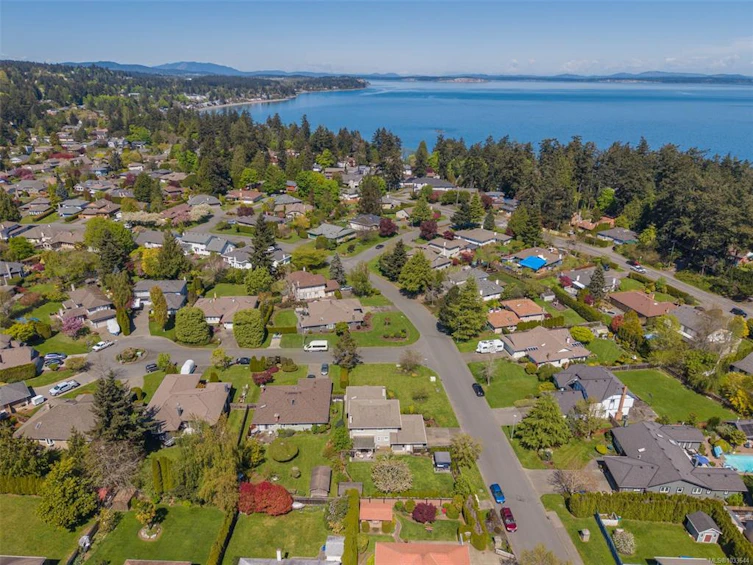 4705 Sunnymead Way, Saanich, BC, V8Y 2Z9 - 3