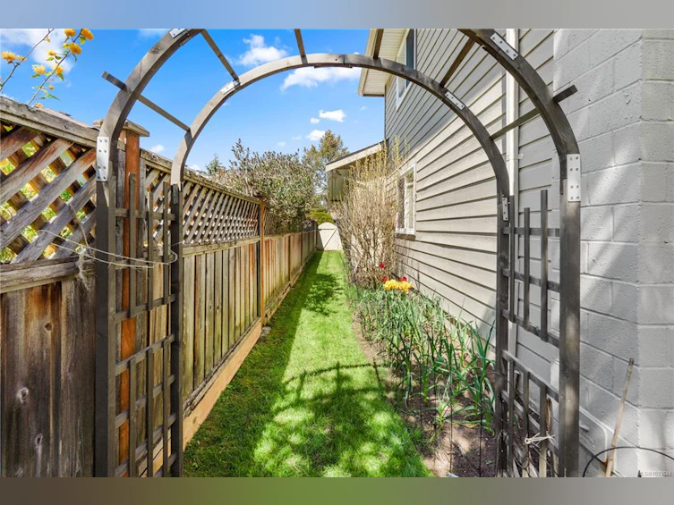 4705 Sunnymead Way, Saanich, BC, V8Y 2Z9 - 48
