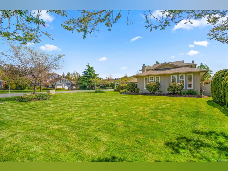4705 Sunnymead Way, Saanich, BC, V8Y 2Z9 - 62