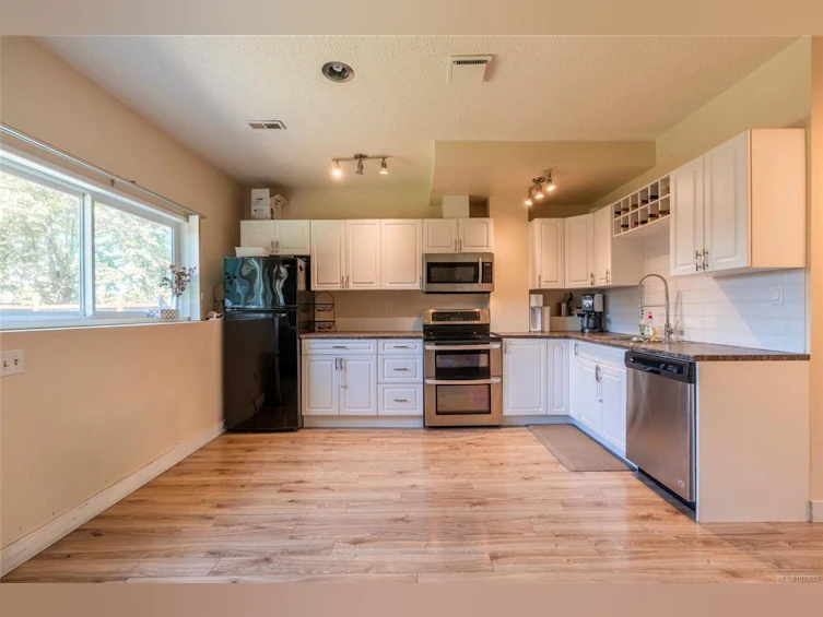 1002 Karen Crescent, Saanich, BC, V8X 3C6 - 22