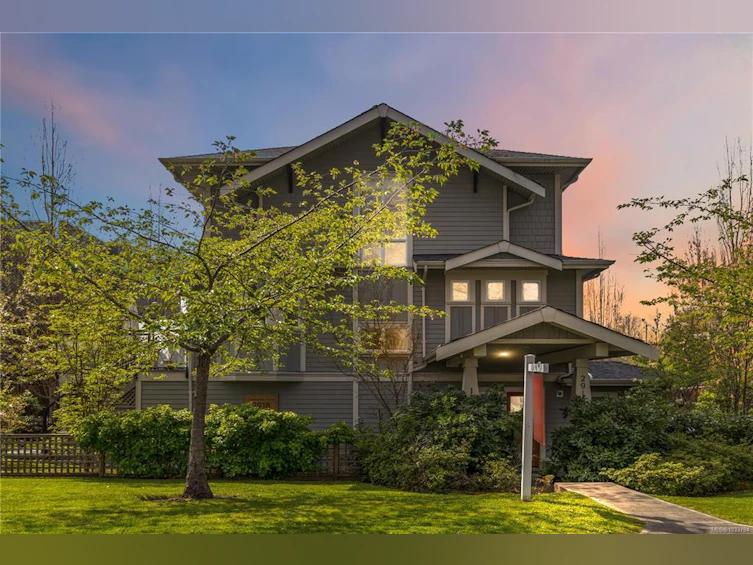 1-2918 Shelbourne Street, Victoria, BC, V8R 4M6 - 2