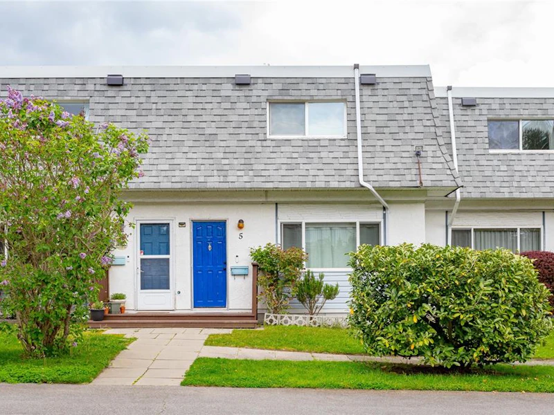 5 - 1040 Kenneth Street, Saanich BC V8X 3J5