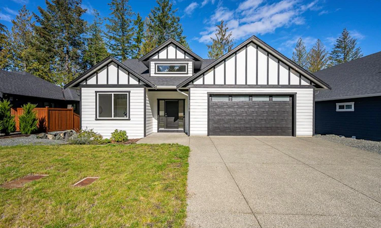 3236 Klanawa Crescent