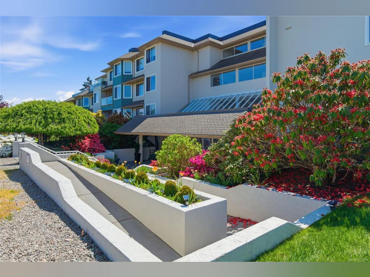 101-134 E Fifth Avenue, Qualicum Beach, BC, V9K 1Y7 - 2