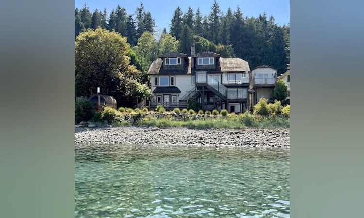5696 S Island Highway