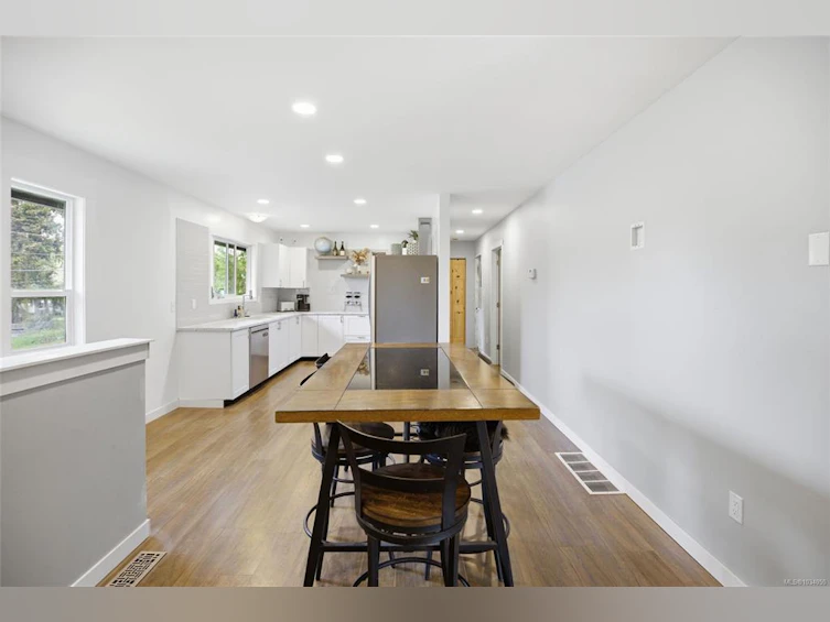 953 Poplar Way, Hilliers, BC, V9K 1T5 - 9