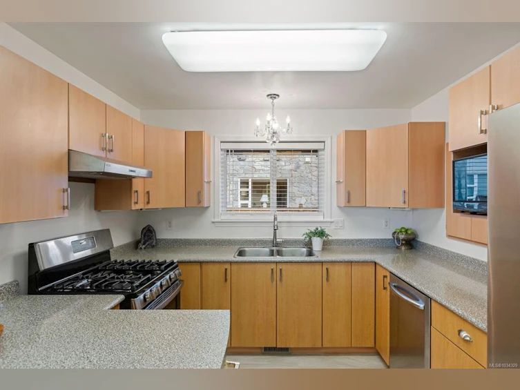 1-9875 Third Street, Sidney, BC, V8L 3A8 - 7
