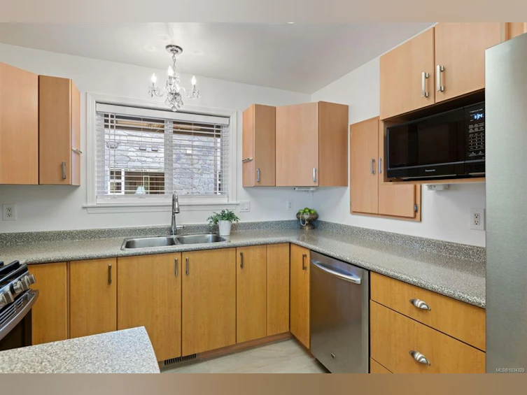 1-9875 Third Street, Sidney, BC, V8L 3A8 - 4