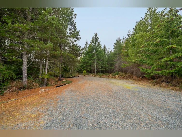 815 Spider Lake Road, Qualicum Beach, BC, V9K 2L7 - 11