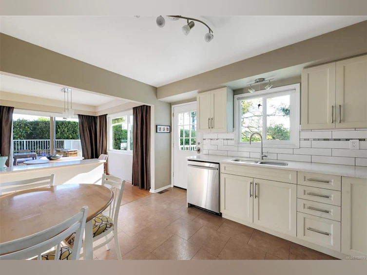 6635 Buena Vista Road, Central Saanich, BC, V8Z 5W8 - 6