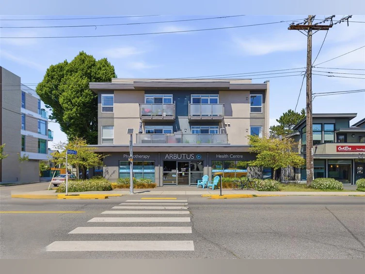 303-1515 Redfern Street, Victoria, BC, V8R 4X3 - 2