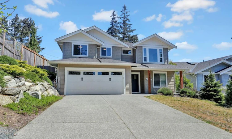 104 Golden Oaks Crescent