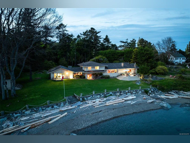 3035 Mcanally Road, Saanich, BC, V8N 1T3 - 11