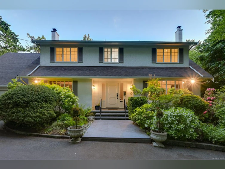 2861 Tudor Avenue, Saanich, BC, V8N 1L6 - 2