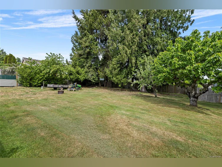 1307 Woodland Drive, French Creek, BC, V9P 1Z2 - 9