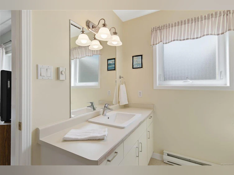 704 Ermineskin Avenue, Parksville, BC, V9P 2L4 - 21