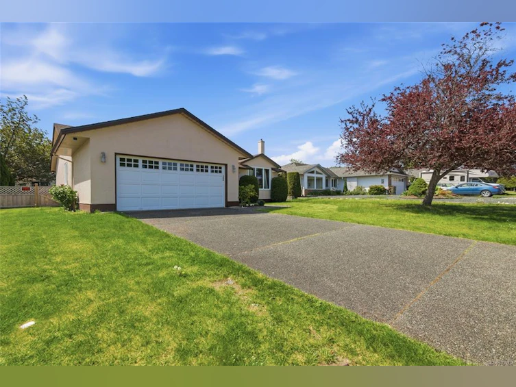704 Ermineskin Avenue, Parksville, BC, V9P 2L4 - 11