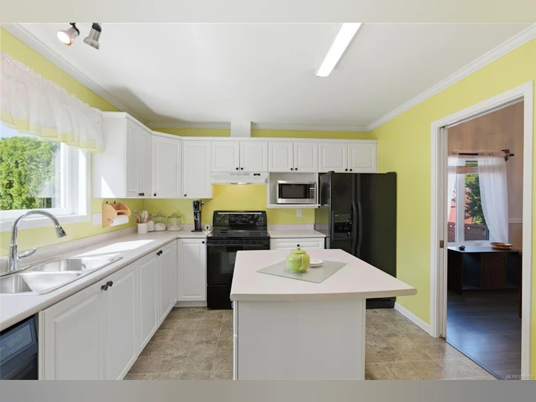 704 Ermineskin Avenue, Parksville, BC, V9P 2L4 - 4