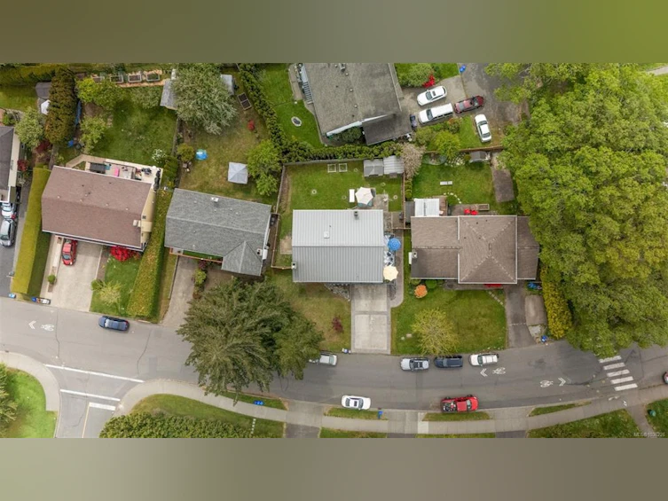 1645 San Juan Avenue, Saanich, BC, V8N 5G2 - 17