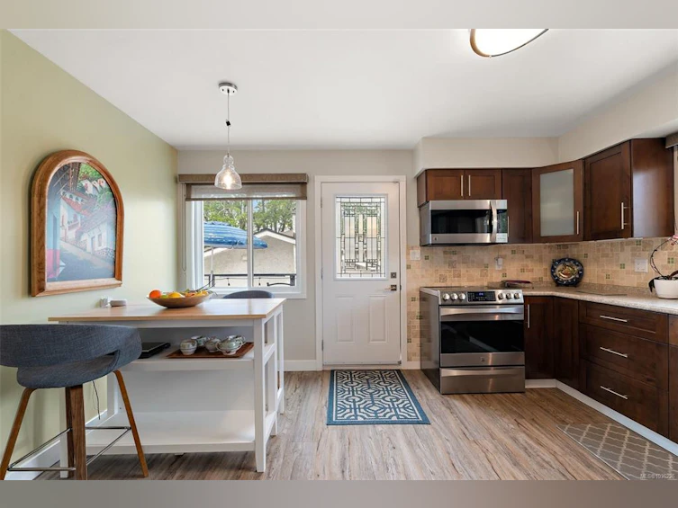 1645 San Juan Avenue, Saanich, BC, V8N 5G2 - 3
