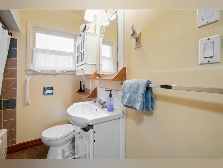 4029 Carey Road, Saanich, BC, V8Z 4E7 - 20