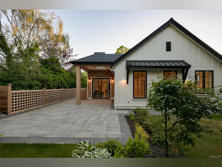 587 Oliver Street, Oak Bay, BC, V8S 4W2 - 54