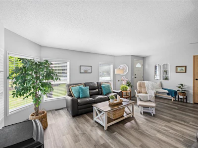 661 N Barclay Crescent - 3