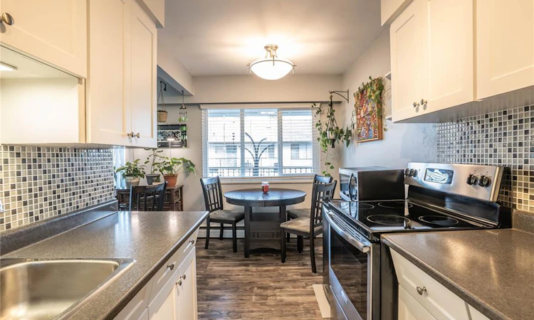 352 W Burnside Road