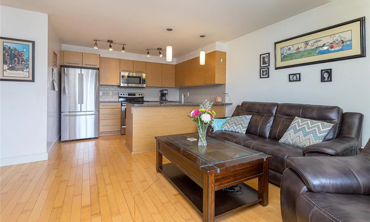216-1315 Esquimalt Road