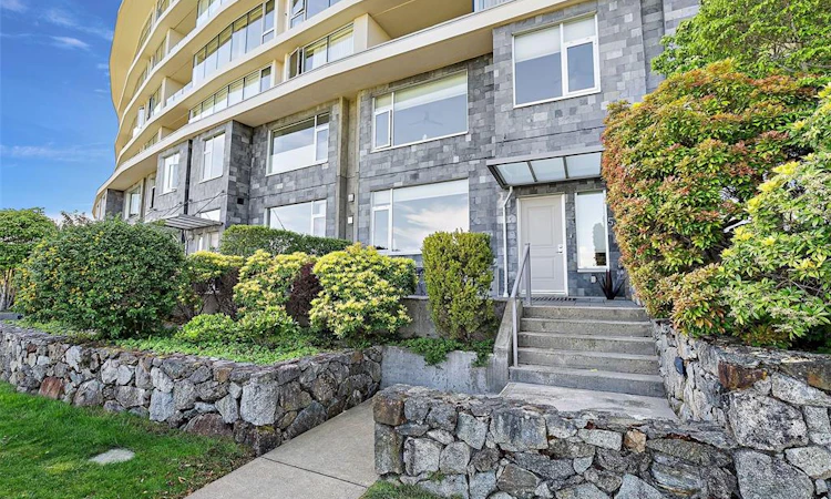 5330 Sayward Hill Crescent