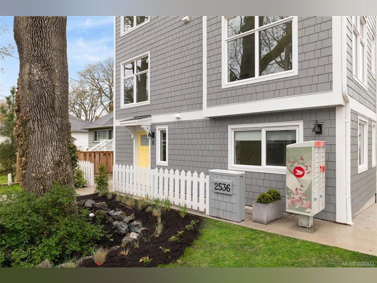 8-2536 Shelbourne Street, Victoria, BC, V8R 4L5