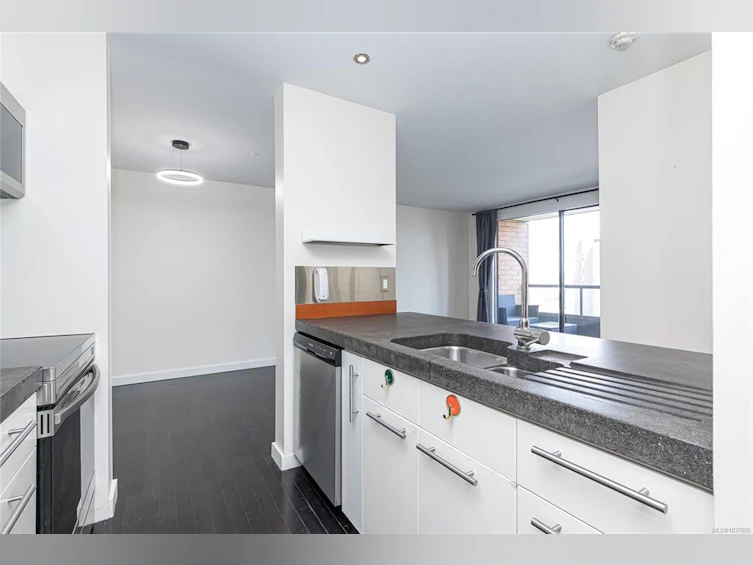 1005-1630 Quadra Street, Victoria, BC, V8W 3J5 - 13